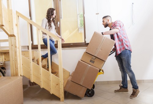 Secure loading of furniture and boxes into a removal van